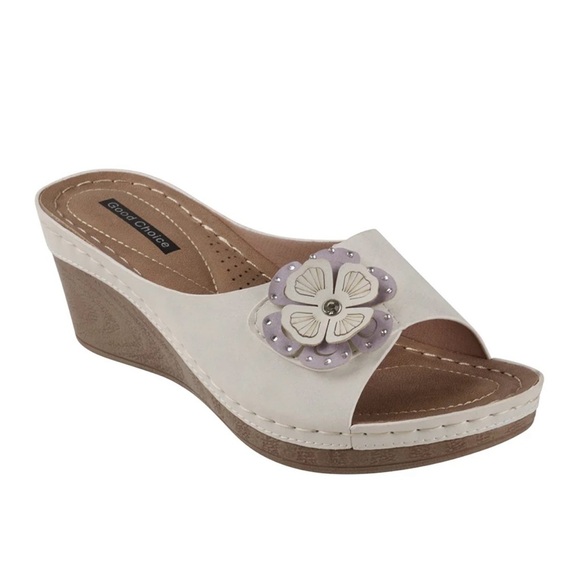 NWT GC Shoes
Women's Naples Flower Wedge Sandals - Picture 9 of 10